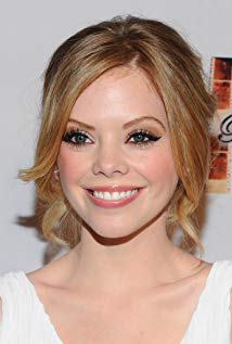 How tall is Dreama Walker?